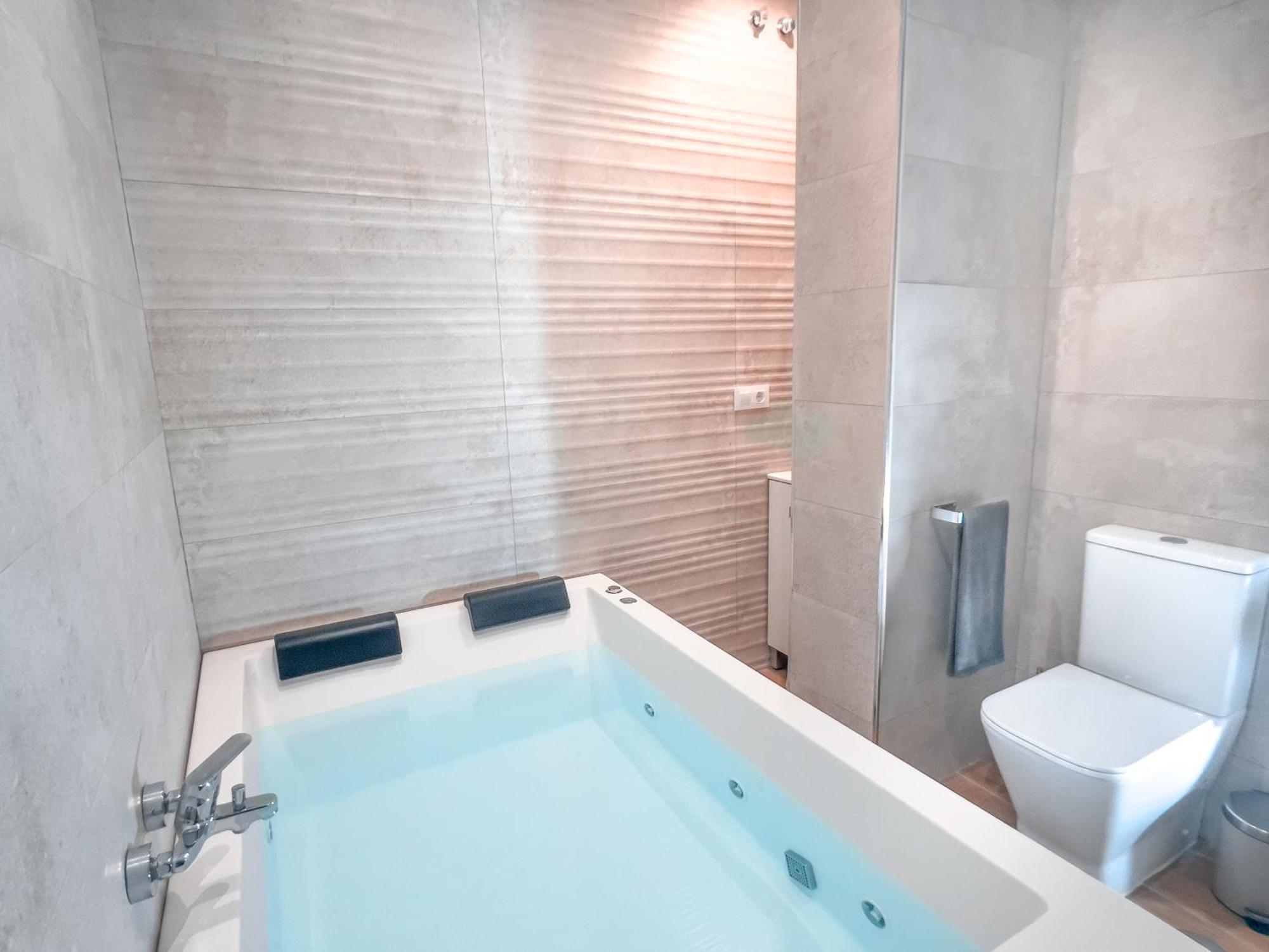 Acogedor Estudio En Triana Con Jacuzzi Y Wifi Севиля Екстериор снимка