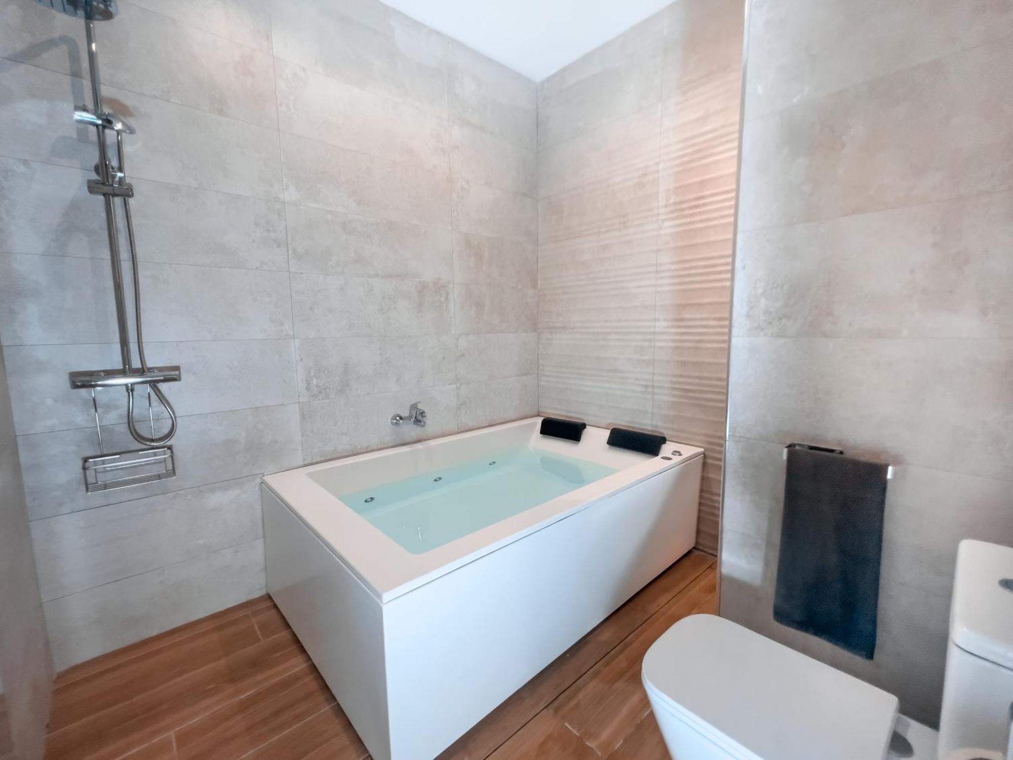 Acogedor Estudio En Triana Con Jacuzzi Y Wifi Севиля Екстериор снимка